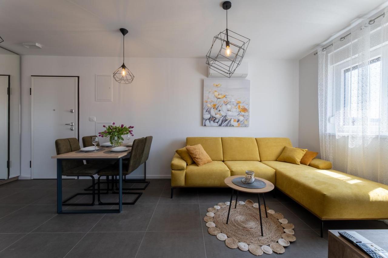 Apartments Maya & Tina Трогир Екстериор снимка